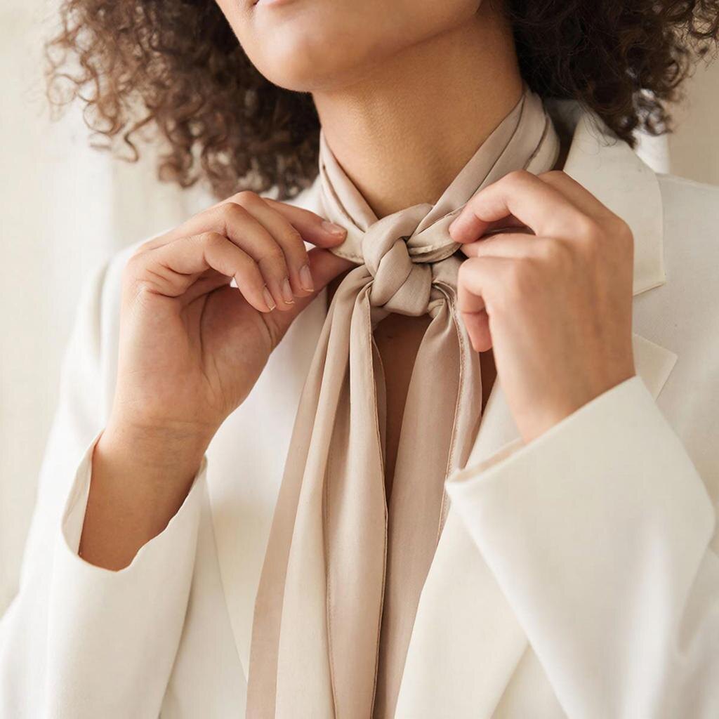 Платок, свёрнутый жгутом и повязанный сбоку — мой самый частый приём. Элегантно и занимает 30 секунд