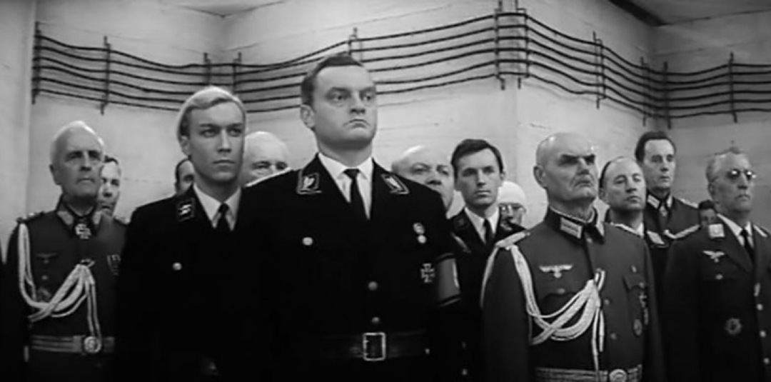 О глупости, романе «Щит и меч» и «Странной войне»