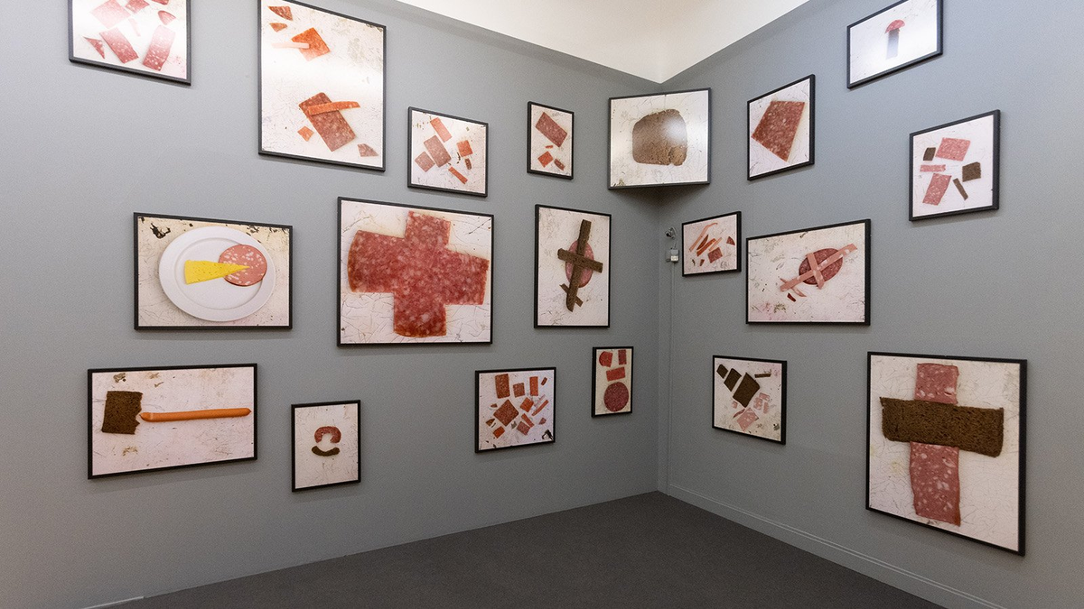 Современное искусство пришло в российские музеи. Кусочки фигурно нарезанной колбаски с чёрным хлебушком и сырком... Актуальная тематика для пивной. Из открытых источников. 