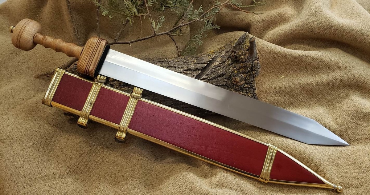 Римский гладиус типа «Помпеи» — клинок с параллельными кромками и простым ромбовидным сечением. Геометрия, которая без изменений работала столетиями.