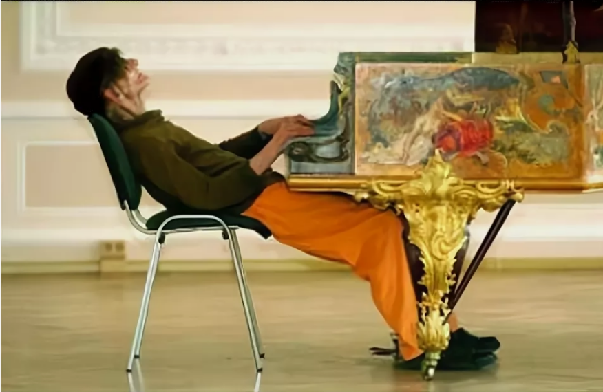 Олег Каравайчук по-видимому сознательно культивировал образ "городского сумасшедшего".