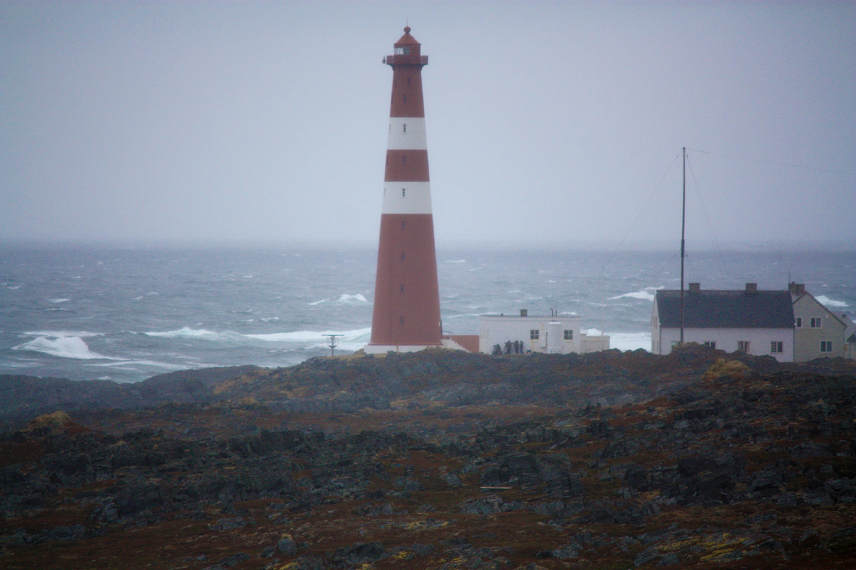 Слеттнес. Группа наблюдателей прячется от ветра.