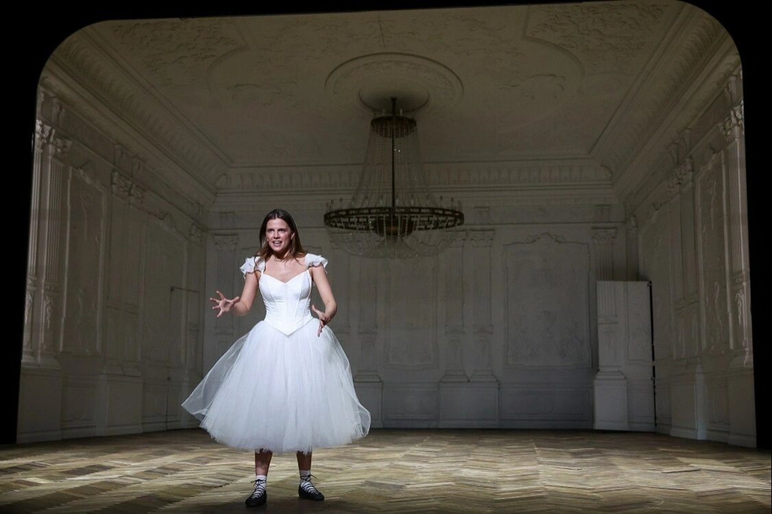 Ника Здорик во время пресс-показа спектакля «Женитьба» по мотивам пьесы Николая Гоголя в постановке Евгения Марчелли в театре Моссовета, апрель 2025 г.