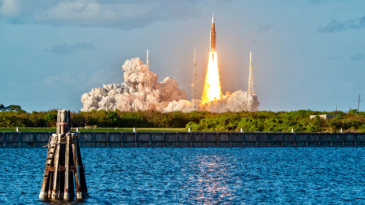 Запуск с пусковой площадки Космического центра имени Кеннеди во Флориде. 