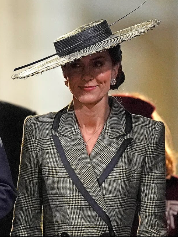 Принцесса Уэльская продемонстрировала потрясающий наряд в новом кашемировом пальто принца Уэльского в Вашингтоне стоимостью 2850 фунтов стерлингов от Сюзанны Лондон, когда она присутствовала сегодня на церемонии назначения дамы Сары Маллалли архиепископом Кентерберийским в Кентерберийском соборе в Кенте.