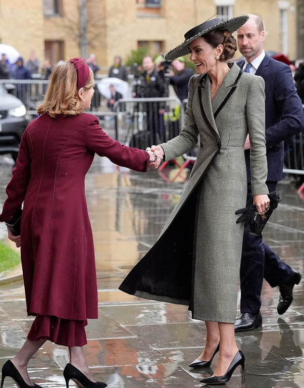 Мать троих детей дополнила свой ансамбль соломенной канотье «гусиные лапки» за 690 фунтов от Juliette Millinery.