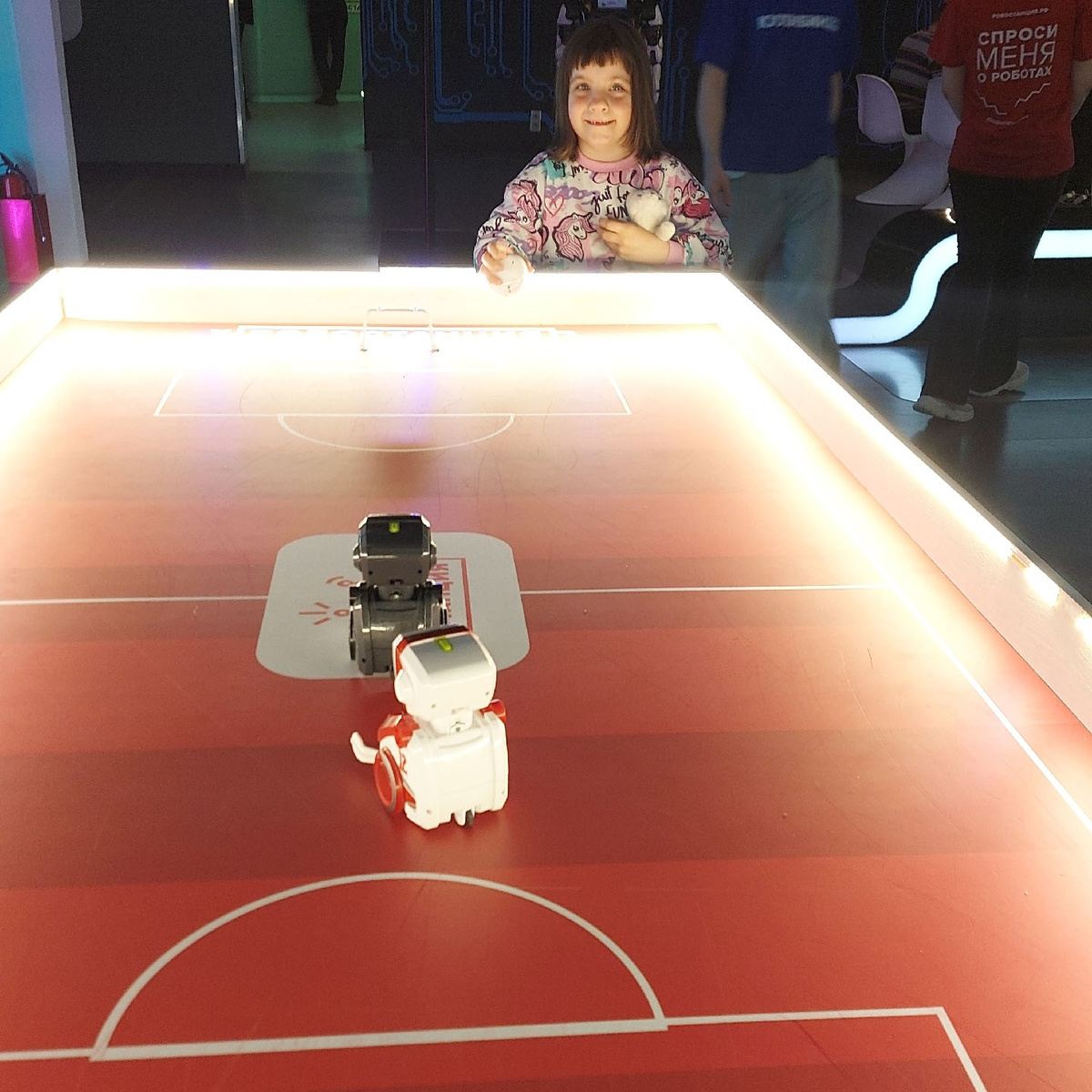 Или попытаться забить шарик в вотора соседа. У нас так и не получилось. Роботы постоянно теряли связь с пультом