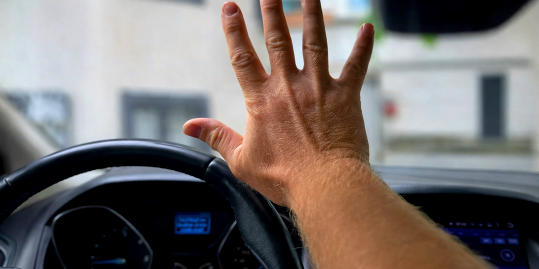 Вам показали пятерню на дороге, не спешите с выводами: 3 смысла одного жеста, о третьем знают не все