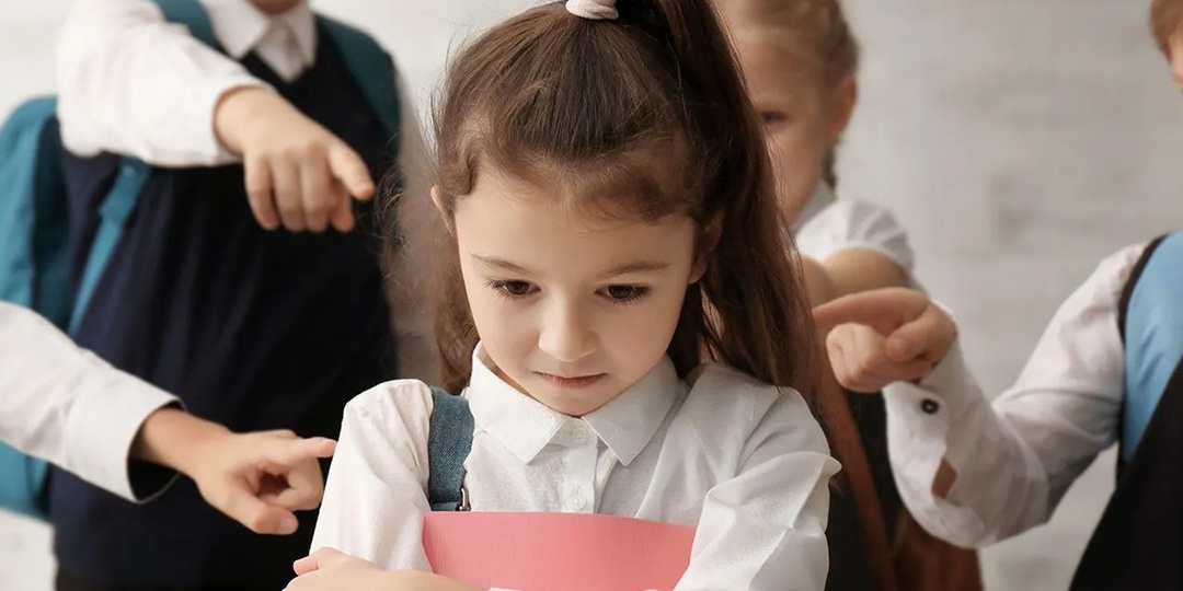 «Куда бы дочка ни пришла — ее обижают, а она молчит в ответ»