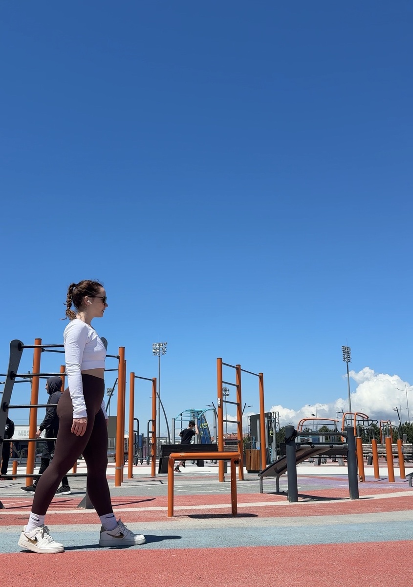 Классно было бы заниматься на улице, но у нас нет такой площадки рядом. А это фото из Сириуса