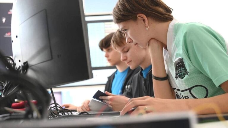    Иллюстрация к материалу: Школьники назвали главные причины использования ИИ в учёбе