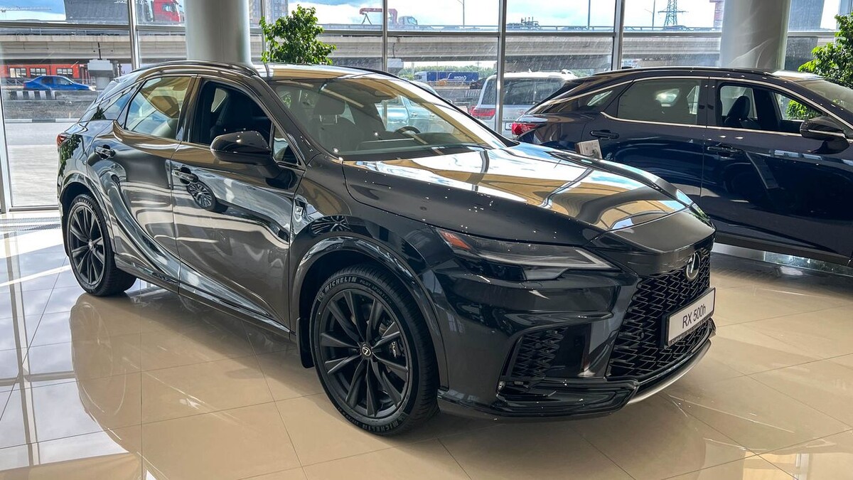    Lexus RX в автосалоне. Фото «Автоновости дня»