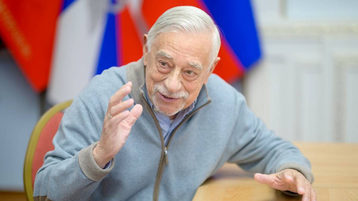    Заслуженный деятель искусств Российской Федерации режиссер Владимир Грамматиков во время беседы с корреспондентом «Вечерней Москвы», состоявшейся в Российском Союзе ветеранов, рассказывает о впечатлениях, которые произвела на него работа над фильмом «Сила единения», и о трех китах, составляющих основу его творчества / Фото: Дмитрий Дубинский / Вечерняя Москва