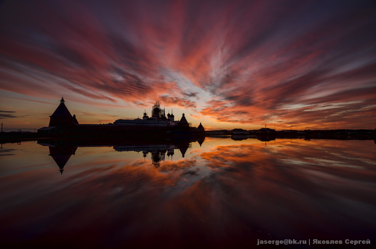 Для Соловков это вполне обычный закат. 