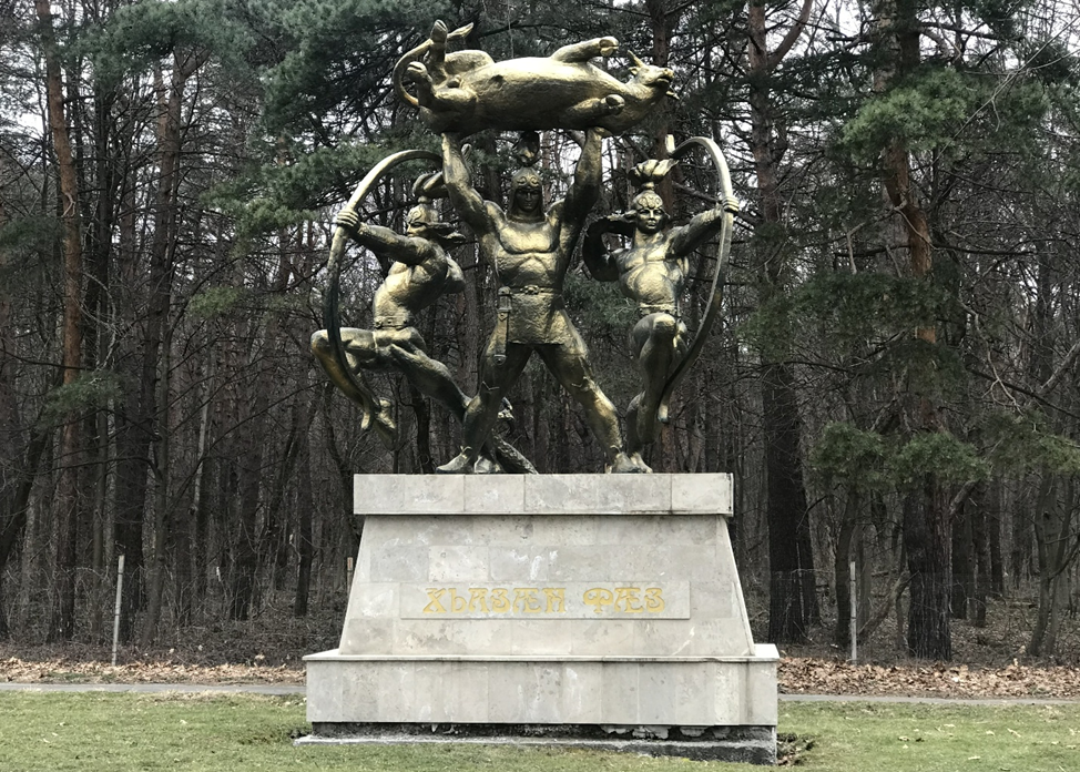 Не мог пропустить ещё один памятник, из всей серии забронзовевшего гипса, уверен, посвящённый зоозащитникам. Фотография С.П. Якуцени ©.
