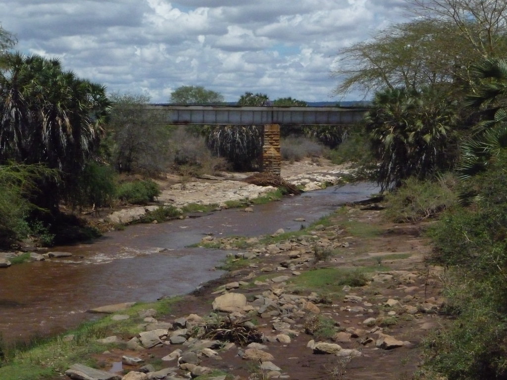 Мост через реку Цаво 