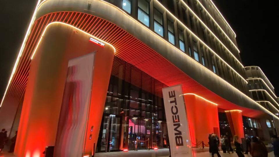 Выставка современного искусства в онкоцентре? Да! Прямо сейчас админ рассмотрел в новом онкоцентре 62-й больницы в Сколково около 200 работ