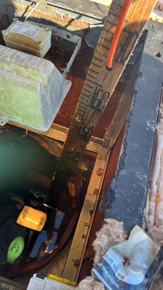 Человек и животные на Севере - пример сосуществования. Слегка погрызенная нерпой рейка. Фото Александра Фанталова