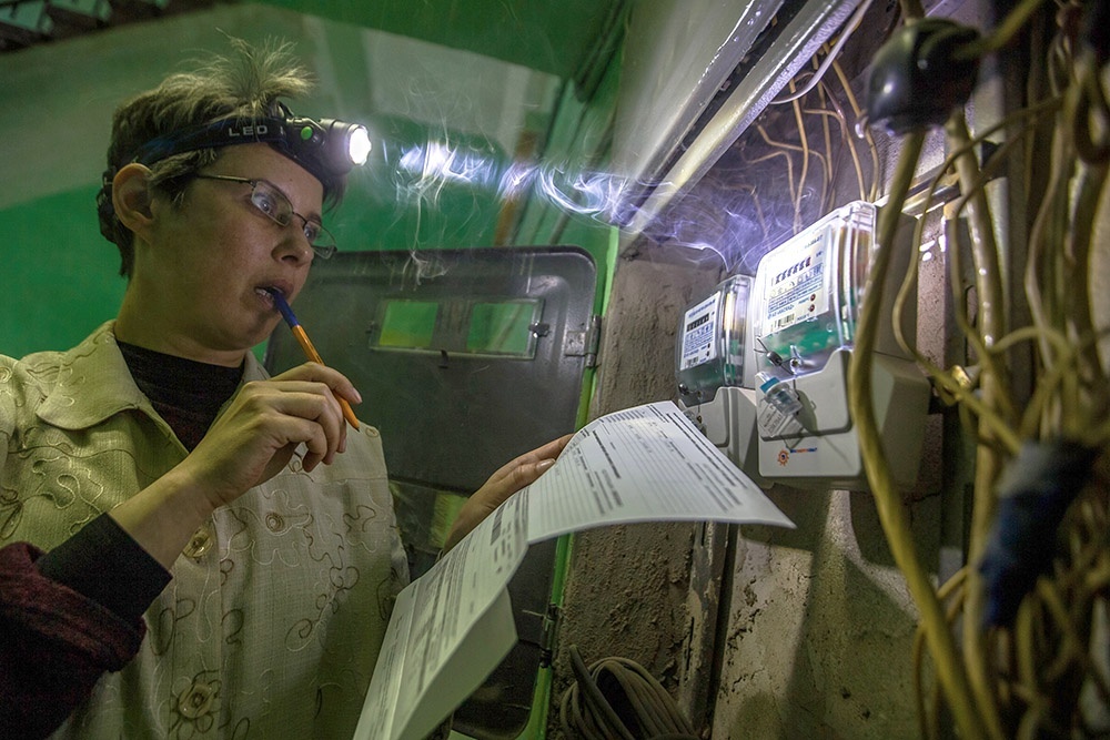    Переплата за ЖКХ возникает из-за ошибок со счетчиками: пропуск поверки или неправильная передача показаний ведут к расчету по нормативу - и переплате. / Александр Корольков/РГ