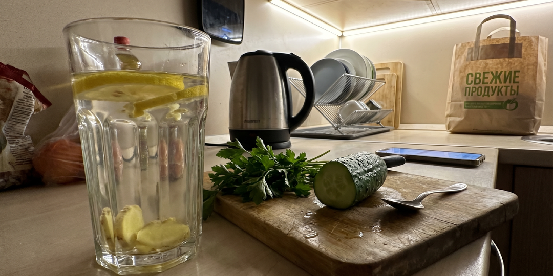 Нутрициолог объяснила: 3 напитка на ночь убирают отёки за 8 часов