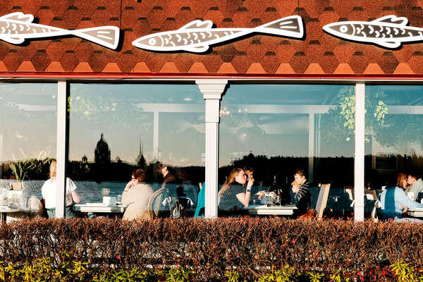 Посетители в ресторане «Корюшка» на пляже Петропавловской крепости в Санкт-Петербурге / Алексей Даничев/РИА «Новости»   📷