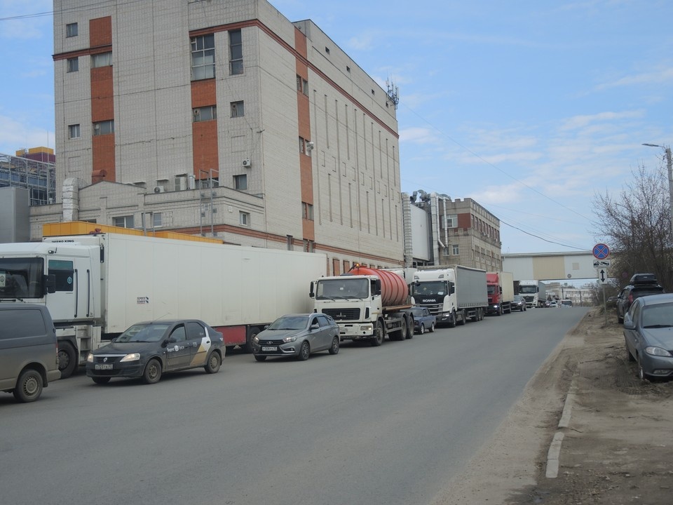    Во время красной фазы пробка растягивается до перекрестка с ул Полины Осипенко и дальше. Алексей КОТМЫШЕВ