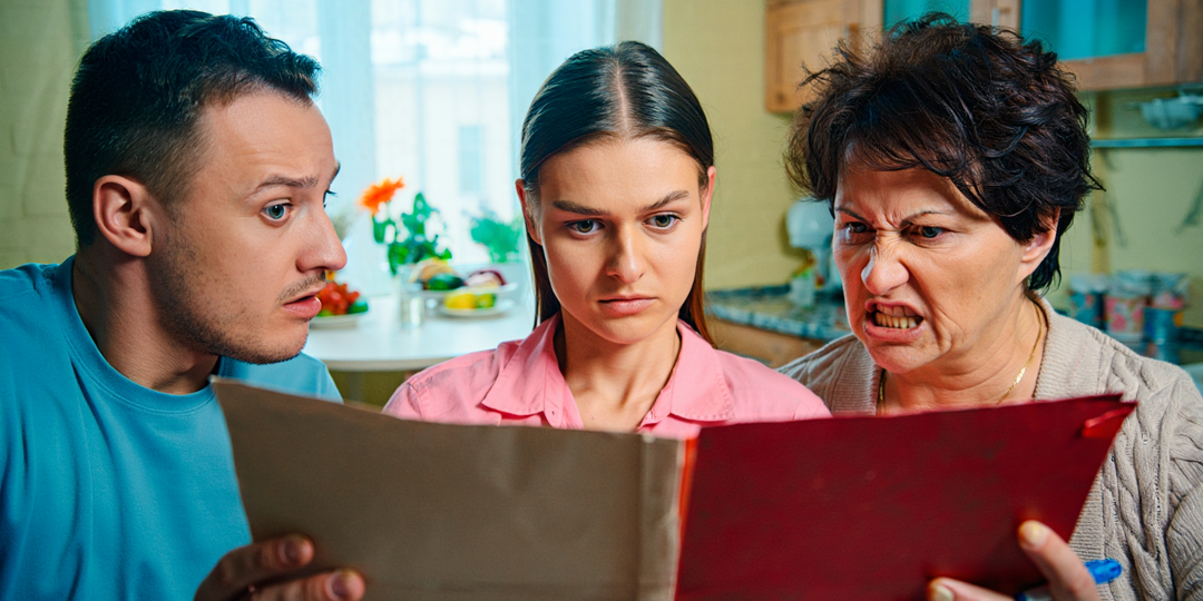 – Сноха три года терпела свекровь, а потом достала из сумки папку с документами