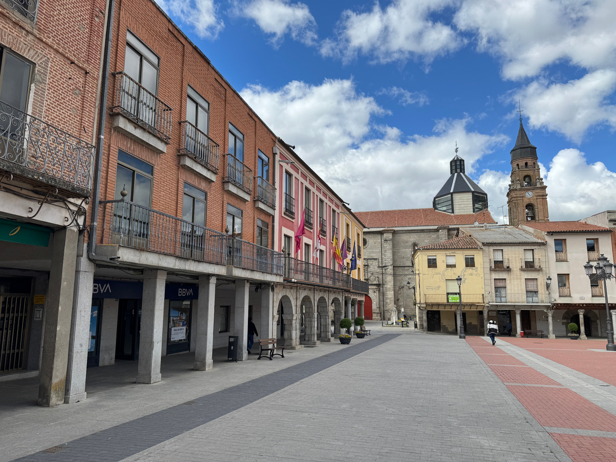 У местной церкви очень странный купол. Похоже на алюминиевый профиль