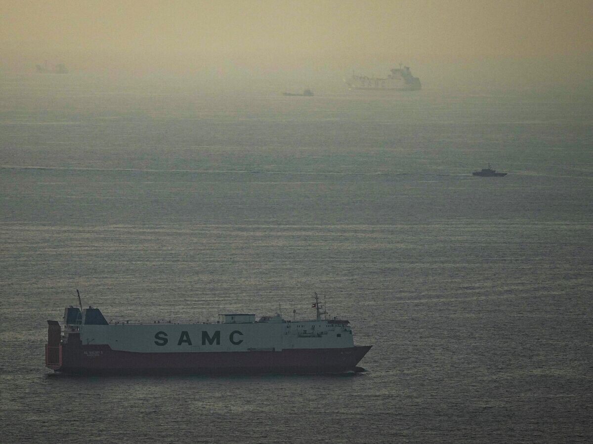    Грузовые суда следуют по Арабскому заливу в направлении Ормузского пролива | © AP Photo