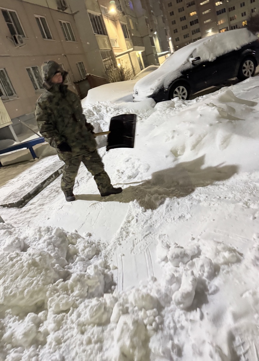 Дворник тоже уважаемая профессия.