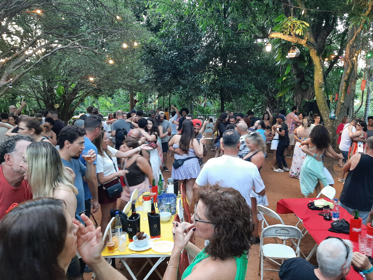 На вечеринке.