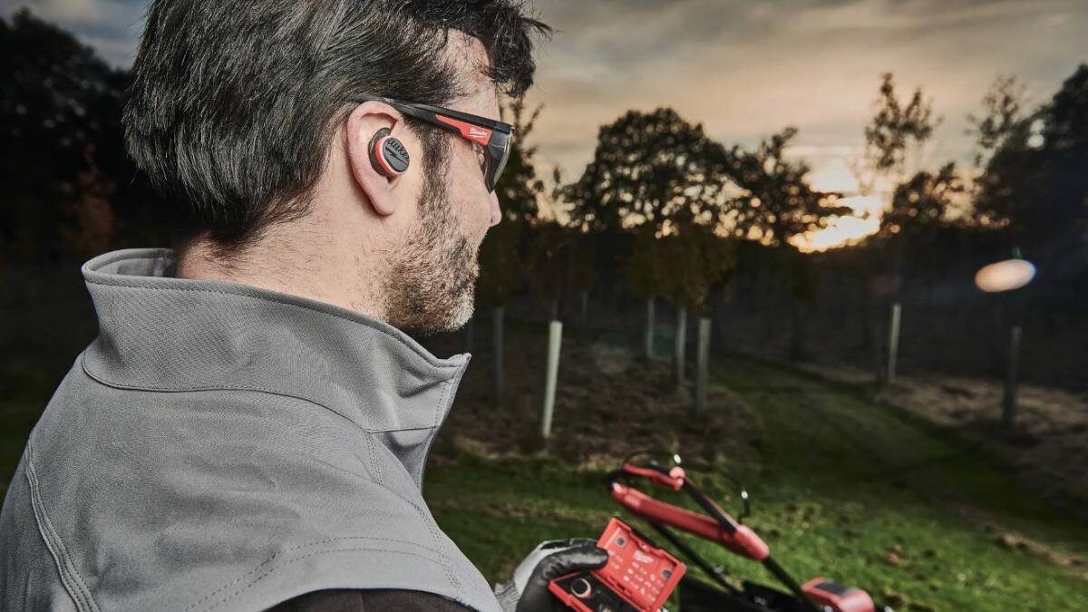    Во время работы на дачном участке можно надеть электронные беруши, которые подавляют вредный шум / Фото: up18.by / Milwaukee