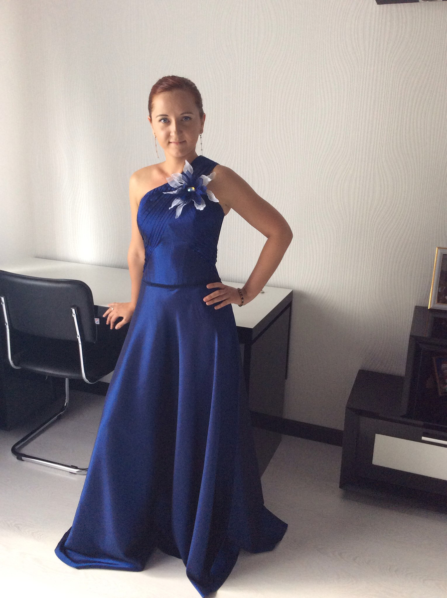 Фигура как с картинки. Фотография я оделась на корпоратив в таможне. Там я познакомилась со своим другом, с которым мы дружили долгие 10 лет. Именно он и позвал меня на Кроссфит