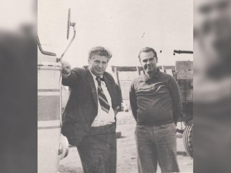 Алексей Хетагуров и водитель Алексей Фиронов на уборке урожая

