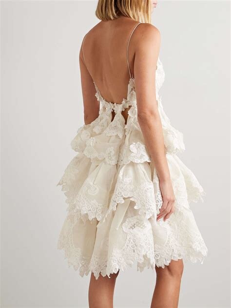 Zimmermann Crush tiered ruffled lace-trimmed mini dress
Льняно‑шелковая ткань, многослойные рюши и кружевная отделка.