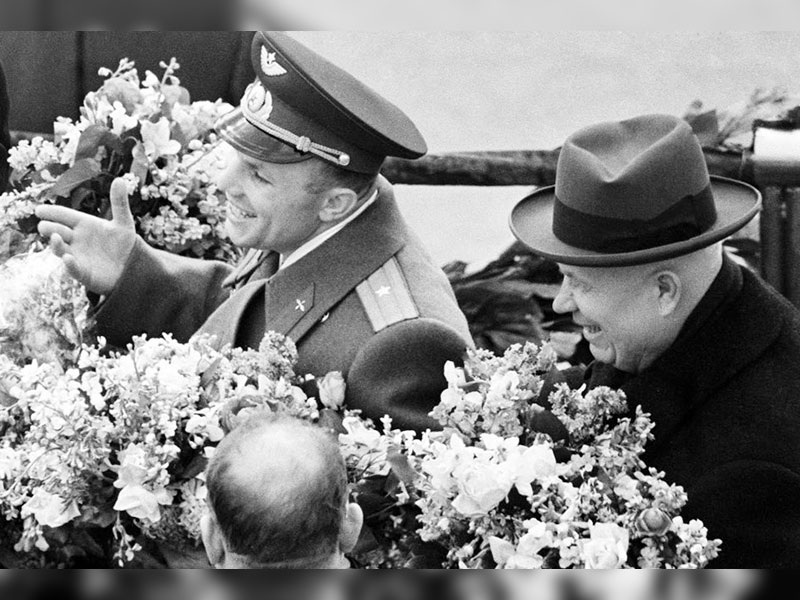 Летчик-космонавт СССР Юрий Алексеевич Гагарин, первый в мире человек, совершивший 12 апреля 1961 года орбитальный полет на советском космическом корабле «Восток», и Первый секретарь ЦК КПСС, Председатель Совета министров СССР Никита Сергеевич Хрущев во время церемонии встречи Ю. А. Гагарина в аэропорту Внуково./ Валерий Генде-Роте. ТАСС