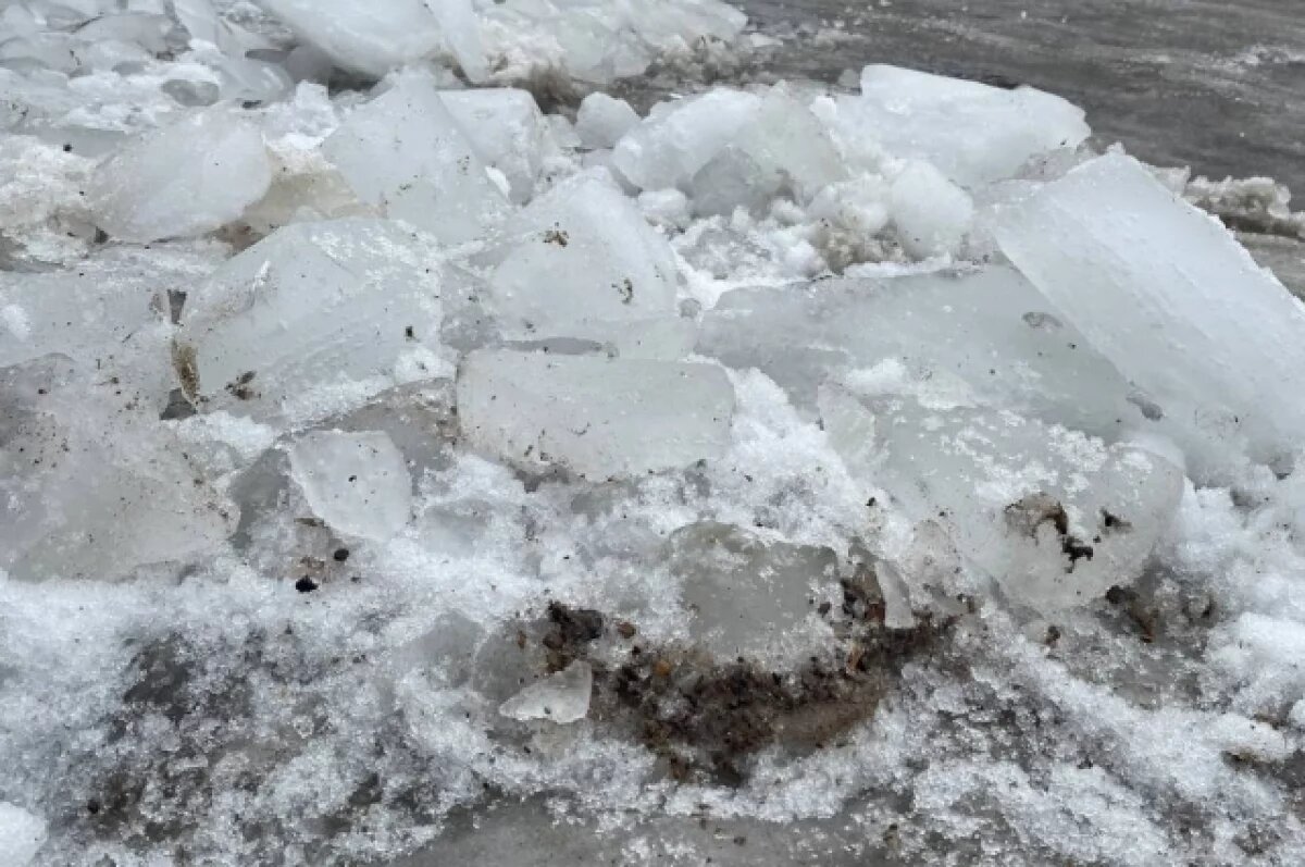    Снег упал с крыши.