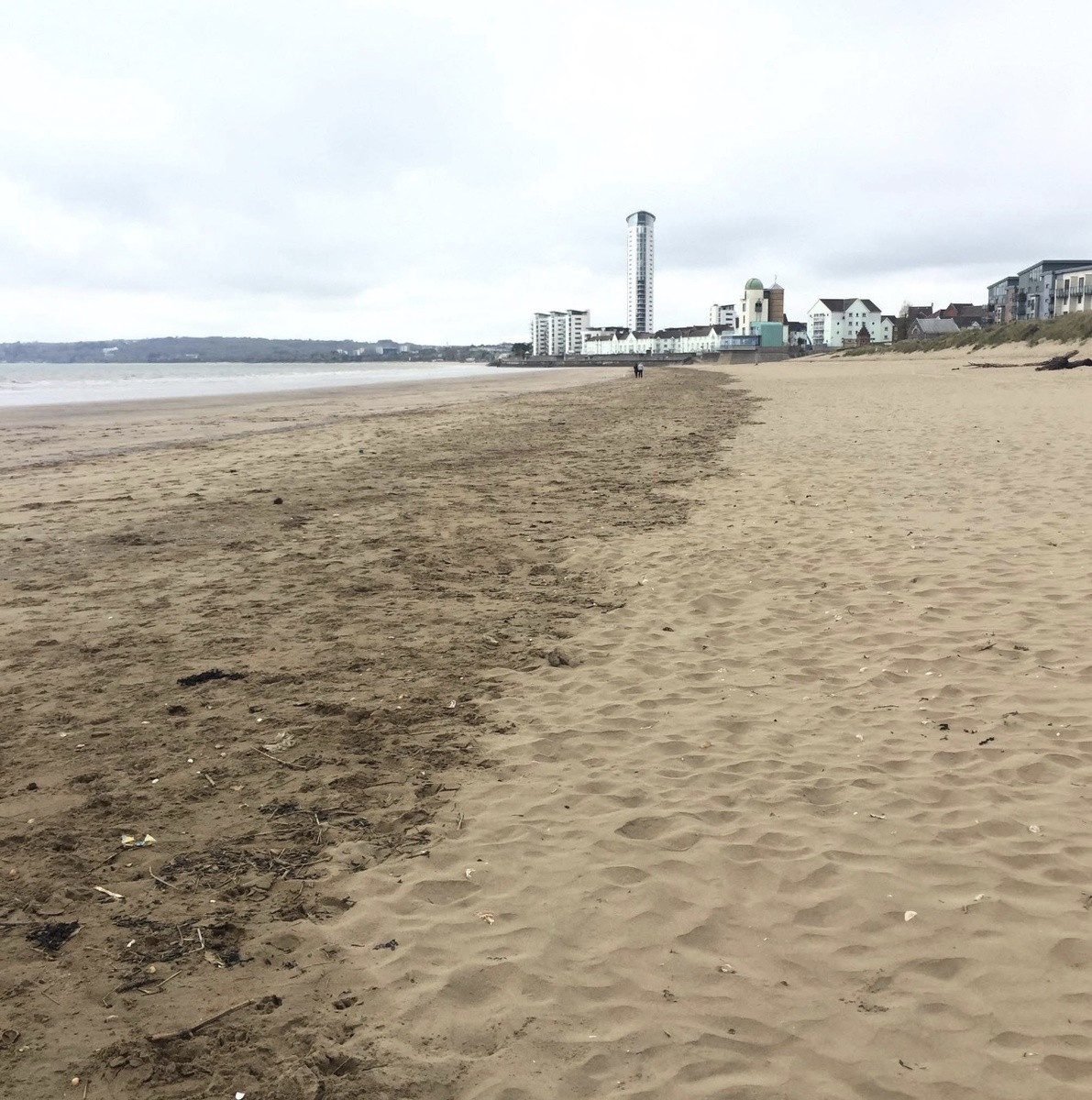 Пляж на берегу залива Суонси. Уэльс. Великобритания. 