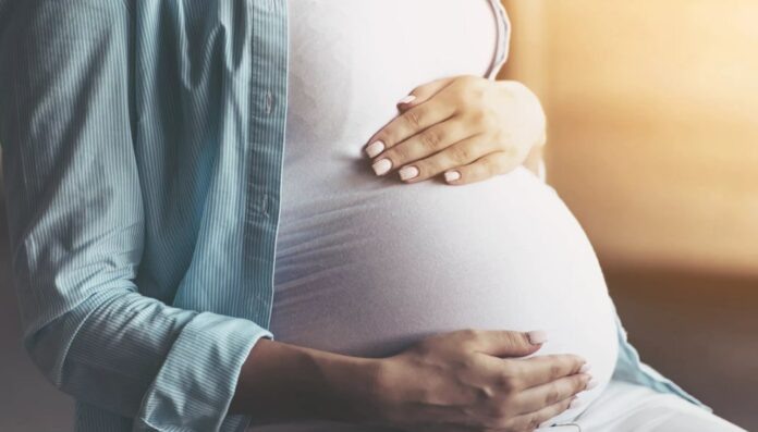    Дрон-гинеколог из 2034 года оказывает медицинскую помощь беременной женщине в глуши, способствуя спасению демографии.