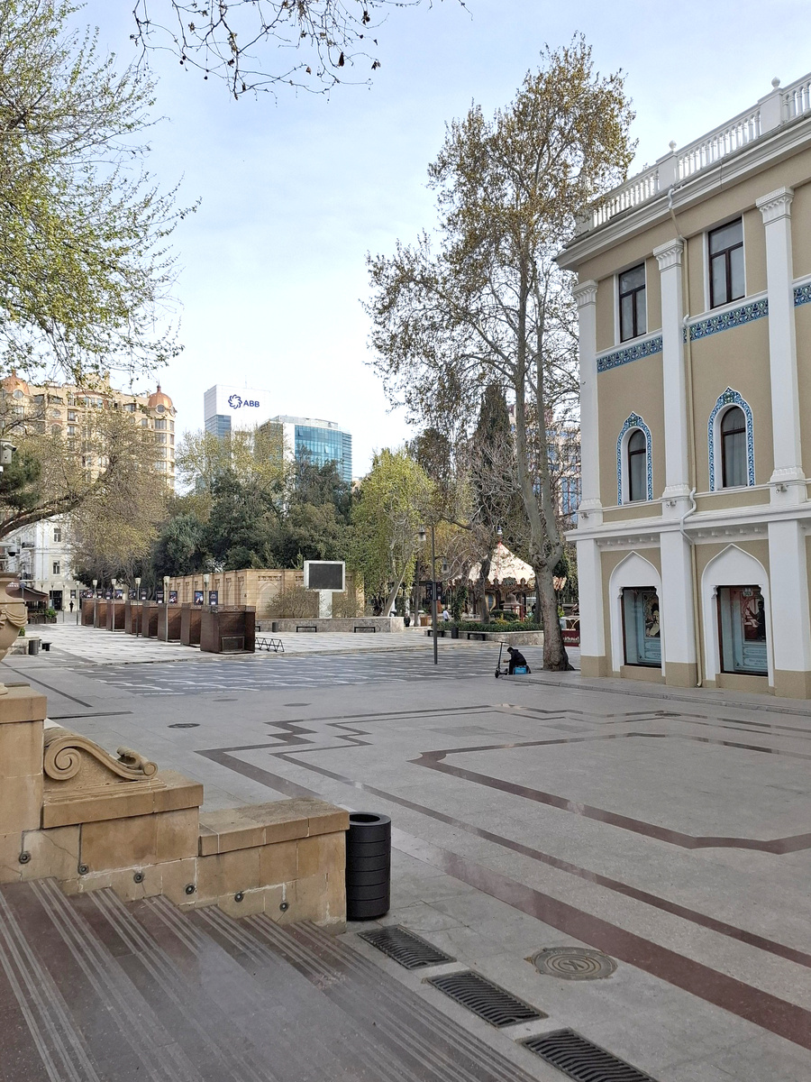 Между сквером и музеем, носящими имя Низами