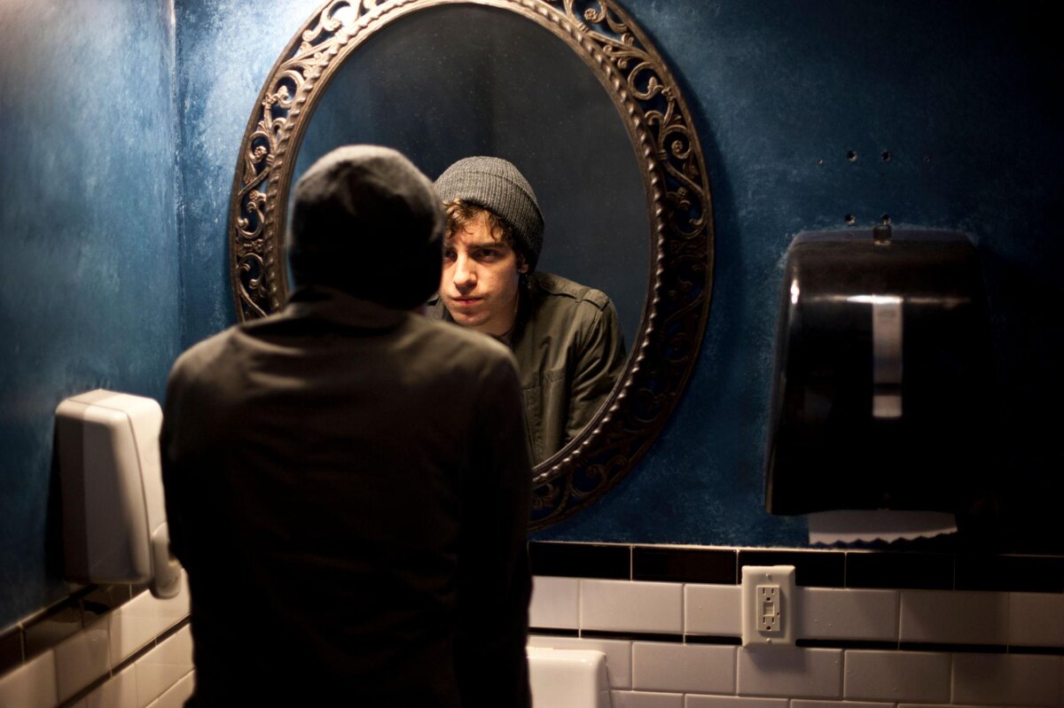 Ты думаешь, что стоишь на месте из-за обстоятельств.
На деле — ты просто перестал воспринимать всерьёз то, что делаешь каждый день.