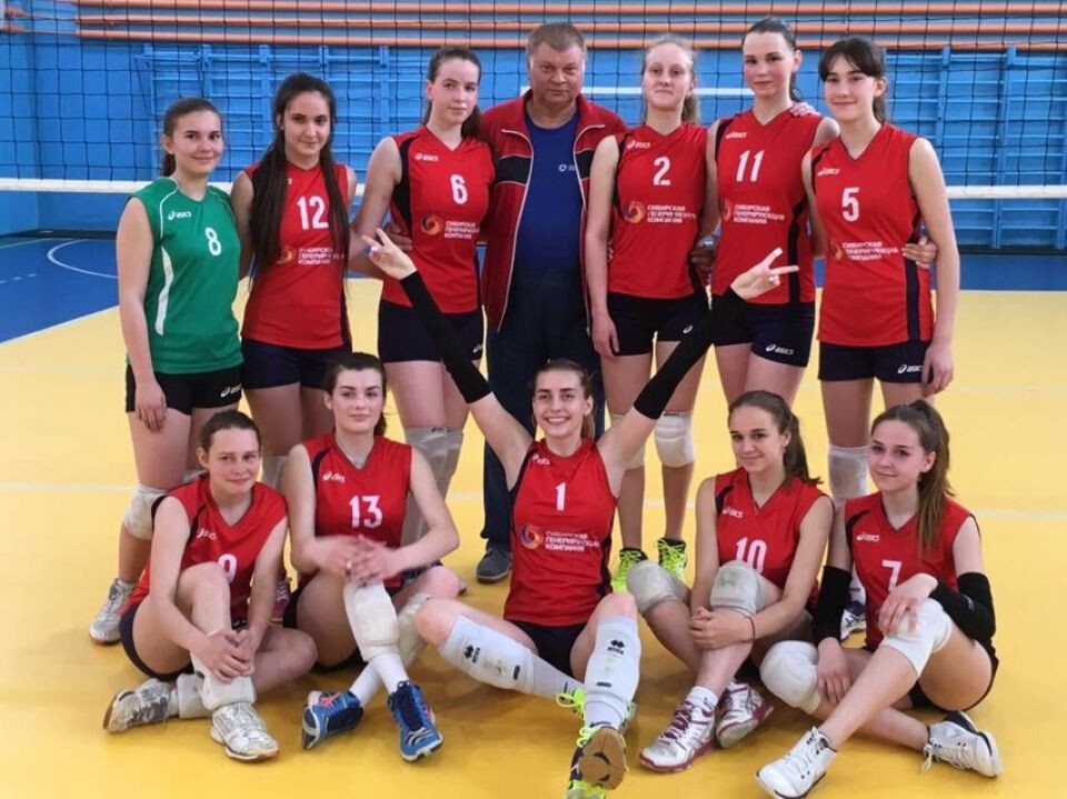 Николай Гладских со своими воспитанницами (№ 1 - Екатерина Пипунырова, № 11 - Юлия Столбова). Фото предоставлено Екатериной Коленко📷
