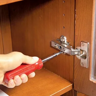 Поменять мебельные петли шкафа не снимая двери.