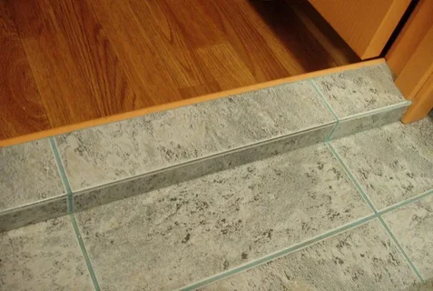 Устройство порожка между двойными входными дверьми: выравнивание, приподнимание, материалы.