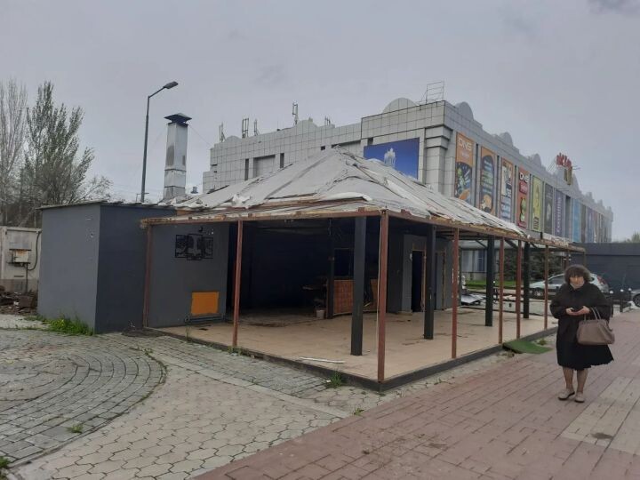 В центре Астрахани рядом с известным ТЦ расчищают площадку под высотку