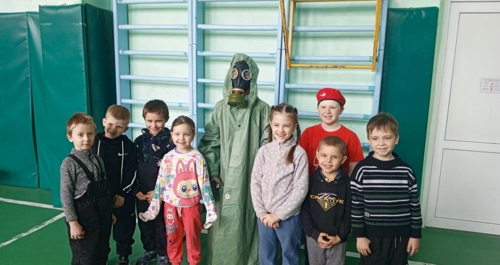 ЮНАРМЕЙЦЫ-НАСТАВНИКИ: школьники провели для дошколят урок мужества и спорта