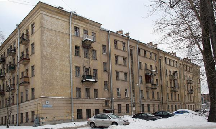 Так дом выглядел до ремонта фасада.
