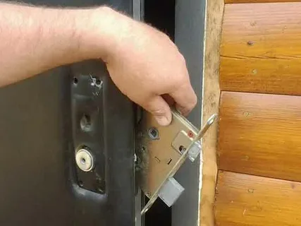 Как вставить новый замок в старые отверстия двери?