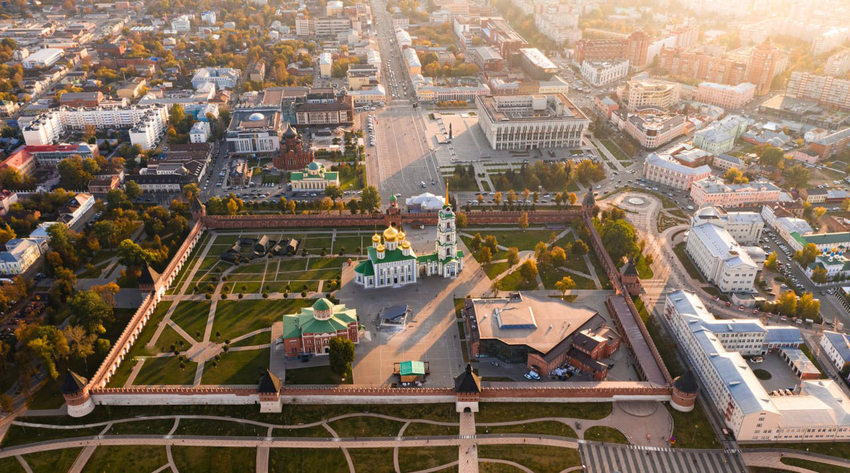 Вид и на кремль, и на часть центра города с воздуха! Фото с Викисклада: https://commons.wikimedia.org/wiki/File:Aerial_photographs_of_Tula_Kremlin_02.jpg?uselang=ru