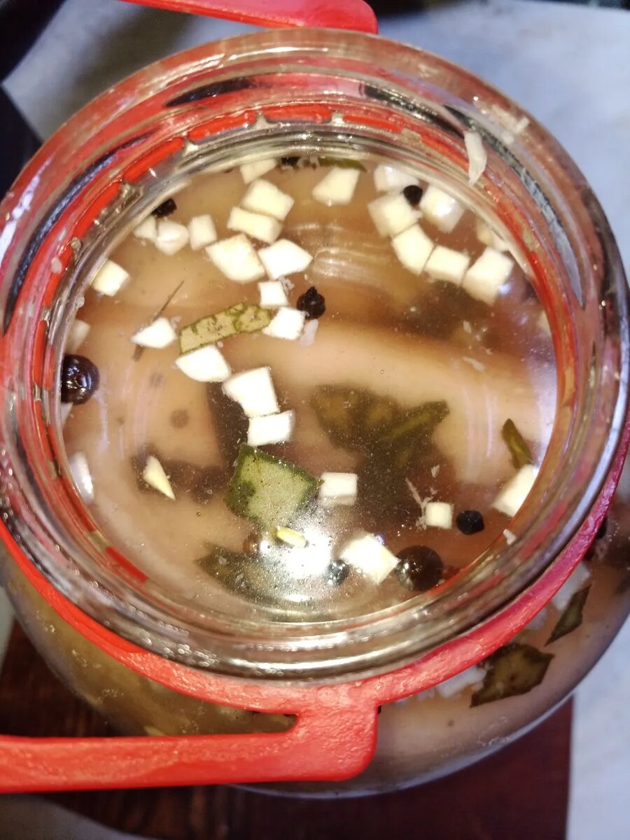 Образец засолки сала в банке с широким горлышком.  Можно использовать кострюлю. 